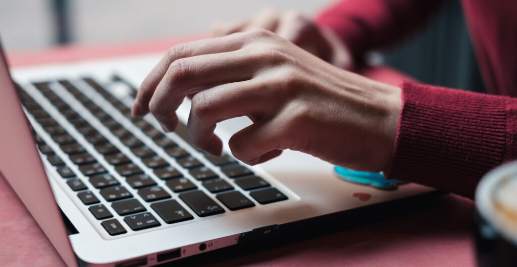 Pessoa escrevendo em um computador