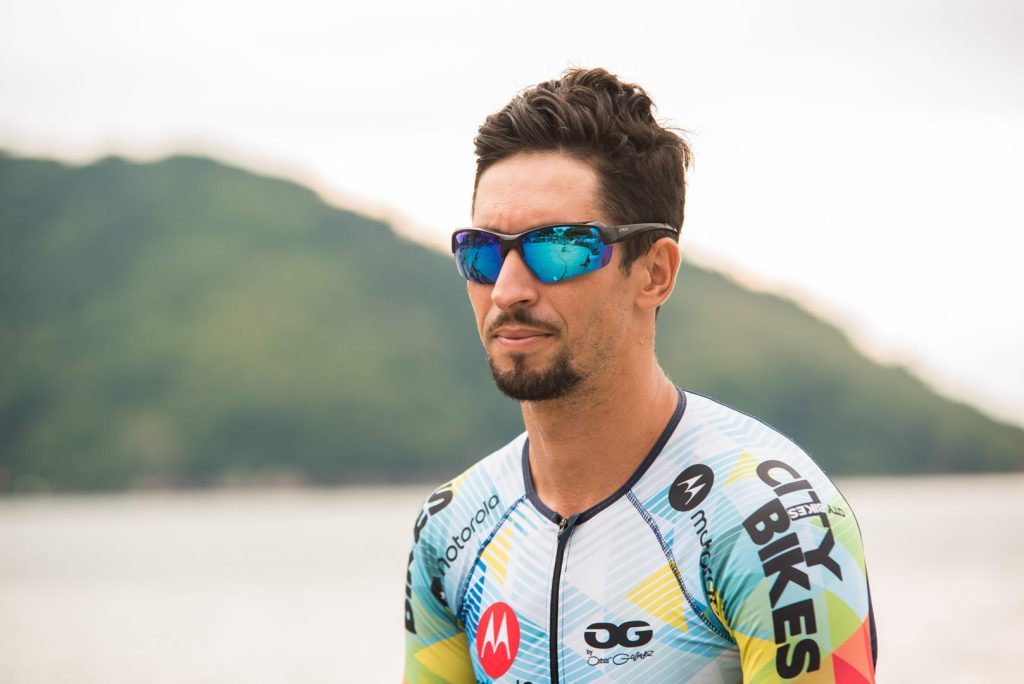 Porque corredor usa óculos espelhados