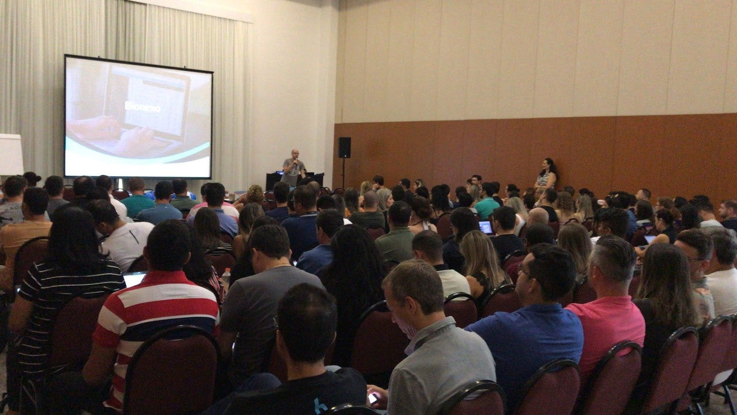 Foto do Rafael Barbosa (diretor de tecnologia) que fez a apresentação de abertura
