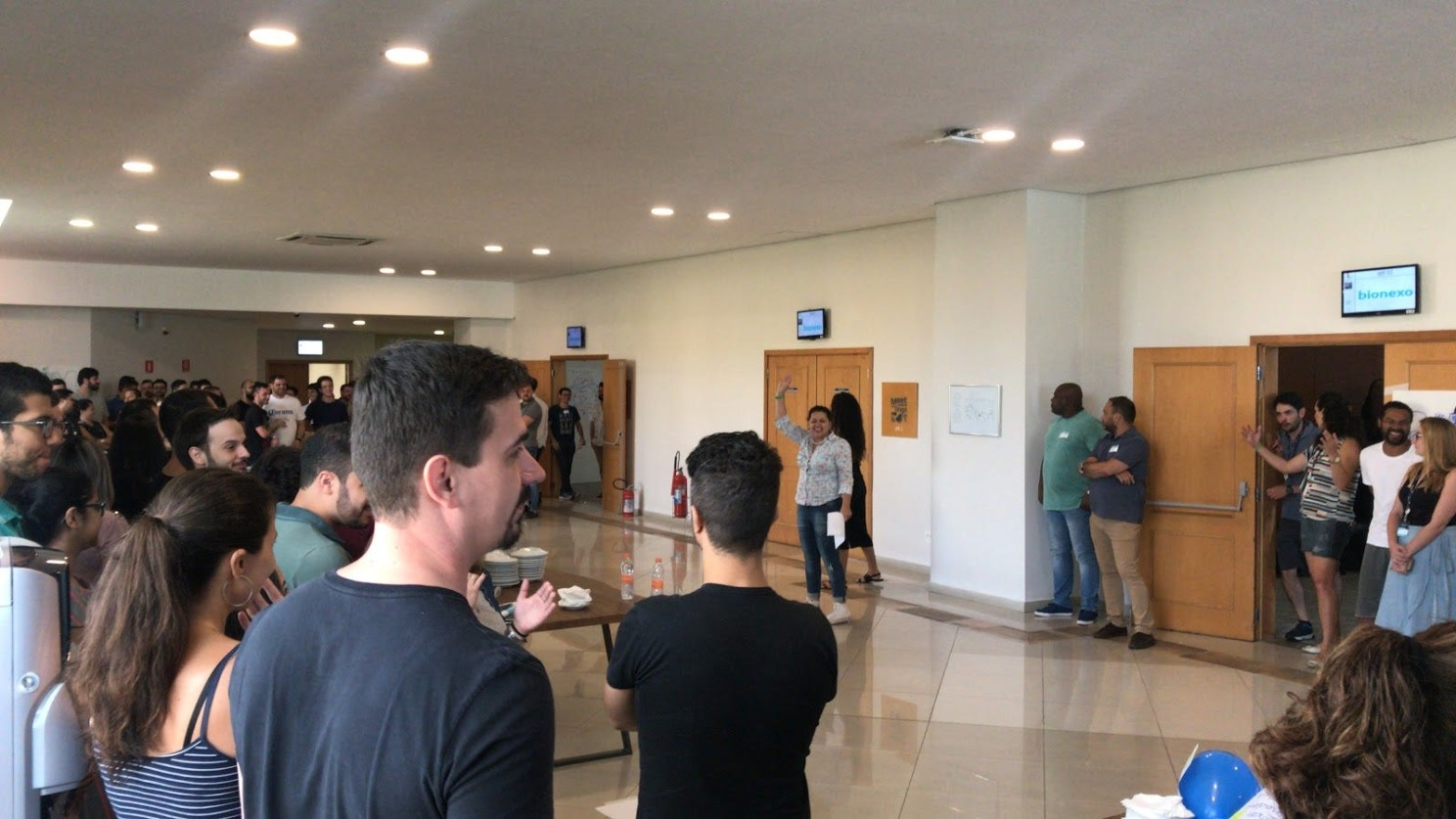 Fotos do momento da atividade de quebra-gelo com as 160 pessoas