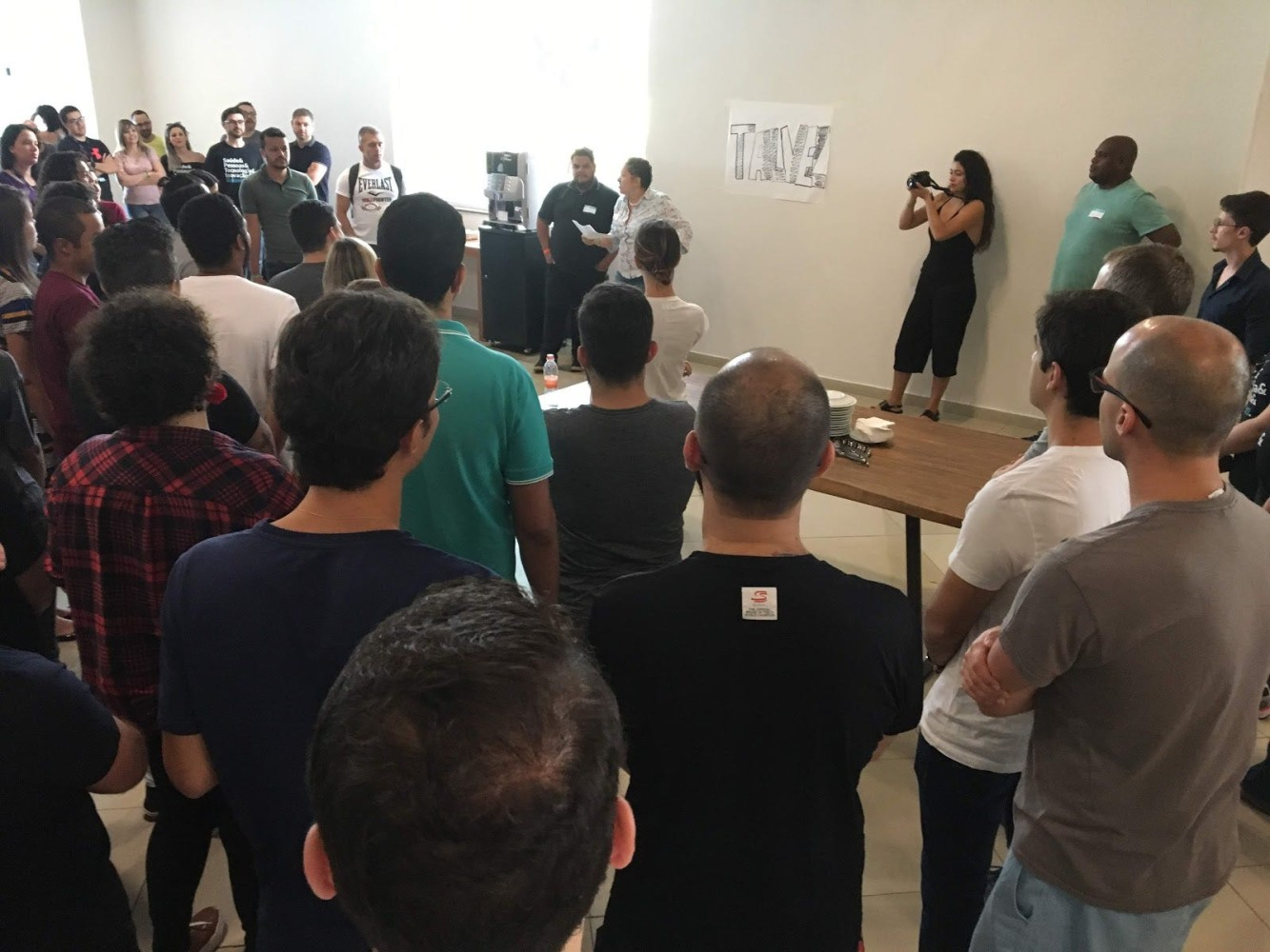 Foto do momento da atividade de quebra-gelo com as 160 pessoas