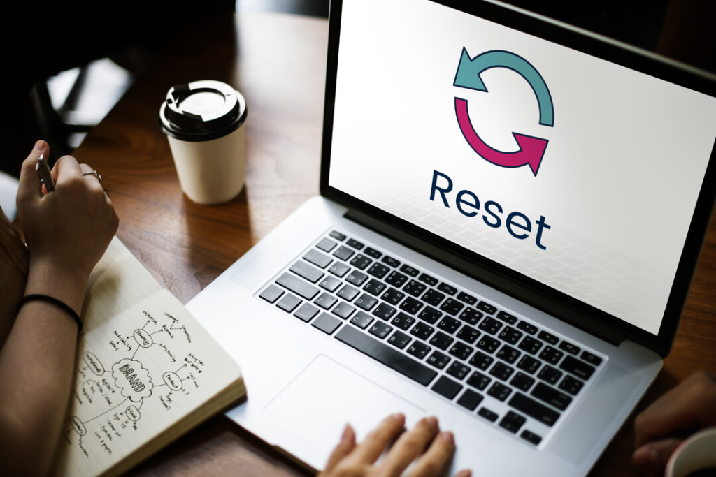 Imagem ilustrativa de um notebook com imagem de RESET